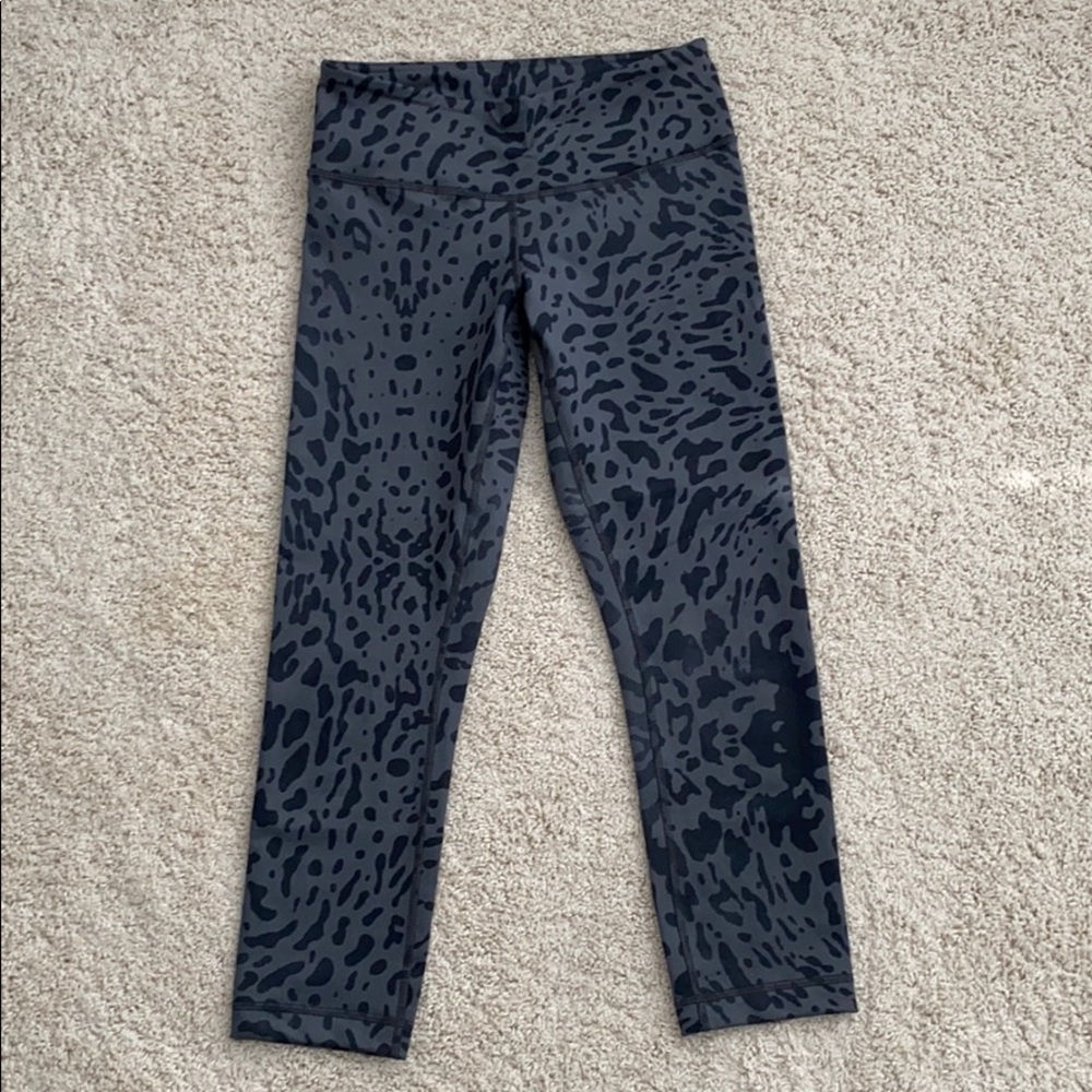 Lululemon crop capris black/grey leopard size 4